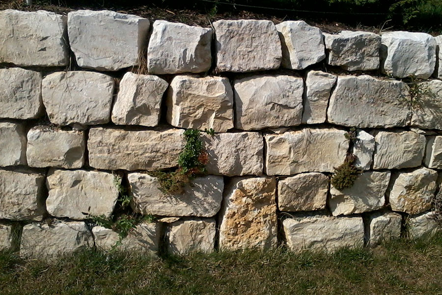 Trockenmauer aus Jurakalk